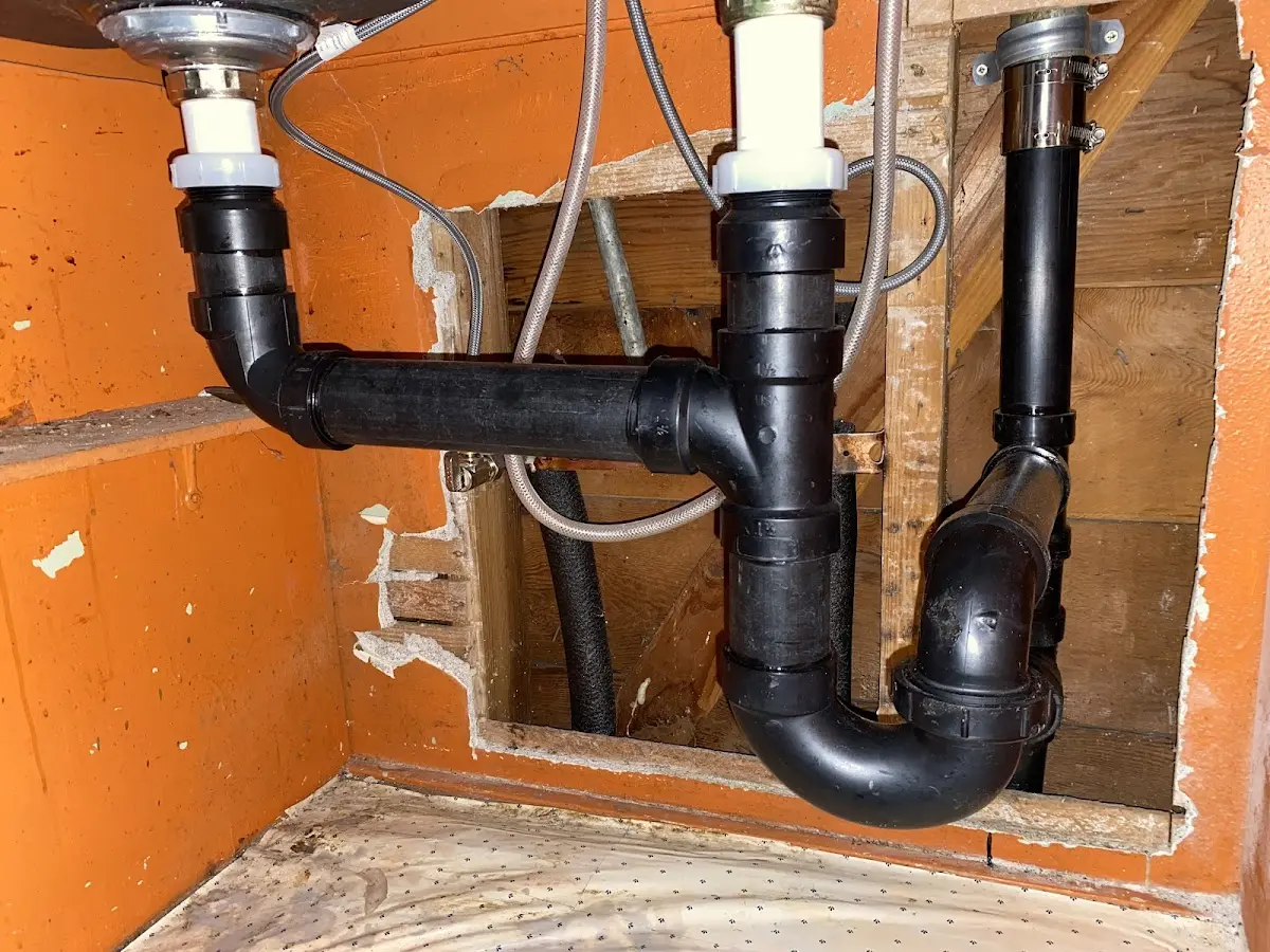 Professional Garbage Disposal Repair equipment and tools on the job in Westerlo